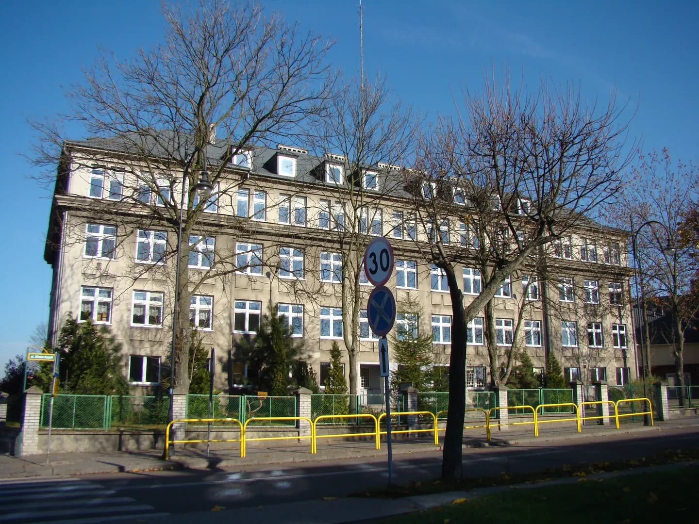 Widok z zewnątrz na budynek Szkoły Podstawowej nr 5 w Chojnicach