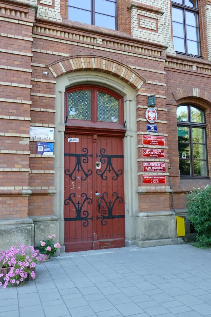 Wejście do budynku Samorządowego Przedszkola nr 17 przy ulicy Dietla 70 w Krakowie