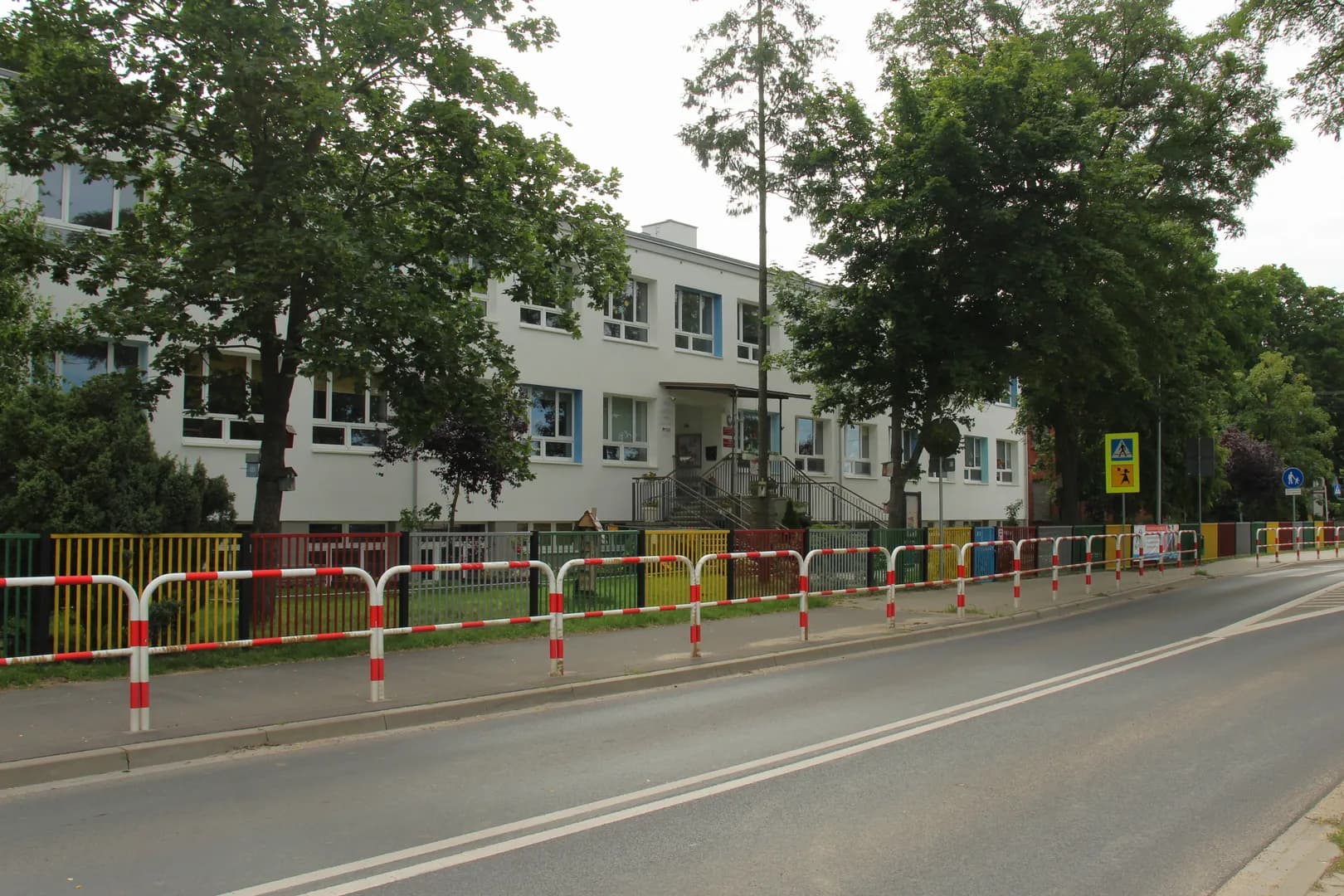Widok na budynek Szkoły Podstawowej w Więckowicach od strony ulicy