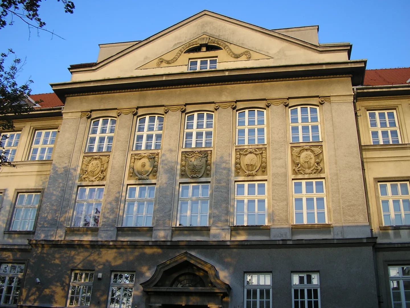 Fragment fasady budynku IV Liceum Ogólnokształcącego w Krakowie