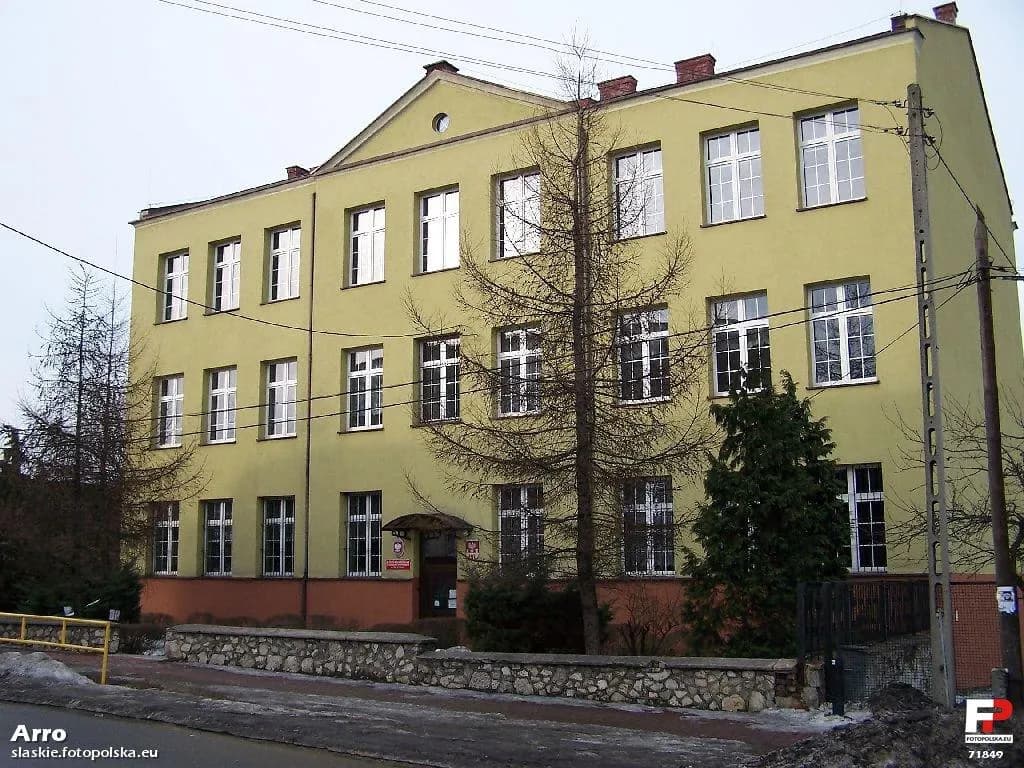 Elewacja frontowa budynku II LO im. Stanisława Wyspiańskiego w Będzinie