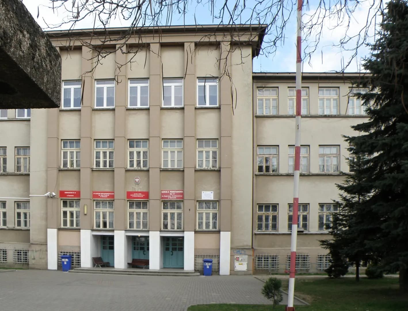 Fasada budynku Zespołu Szkół Ogólnokształcących nr 1 w Tarnowie z widocznym wejściem głównym