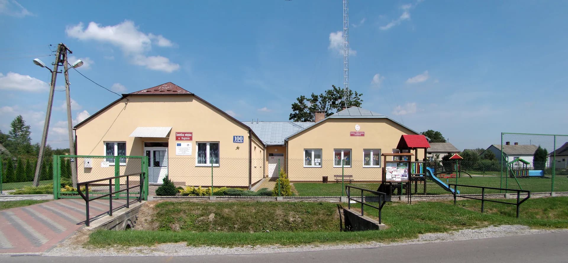 Budynek szkoły podstawowej i świetlicy wiejskiej w Rogóźnie