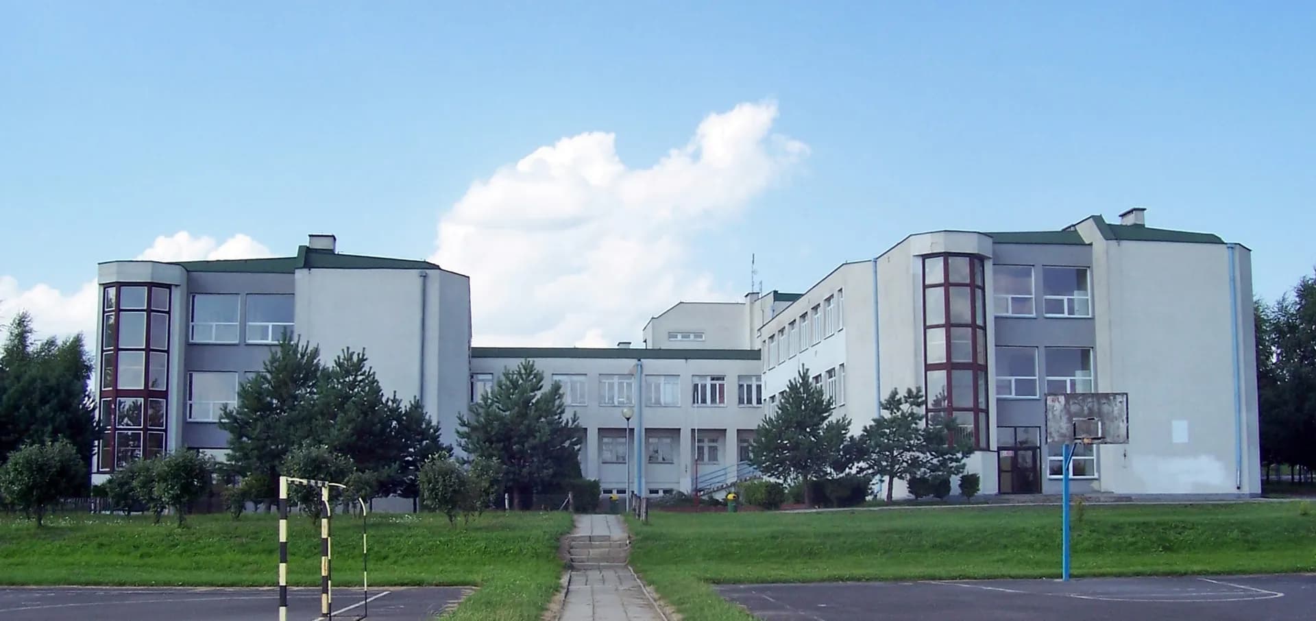 Budynek szkoły przy ulicy Polnej w Choszcznie z widocznym boiskiem szkolnym