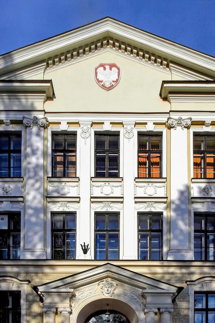 Fragment zabytkowej fasady I Liceum Ogólnokształcącego im. Antoniego Osuchowskiego w Cieszynie