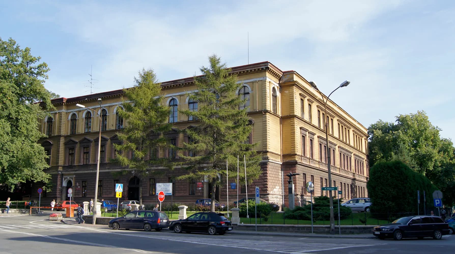 Zabytkowy gmach II Liceum Ogólnokształcącego im. Mikołaja Kopernika w Cieszynie