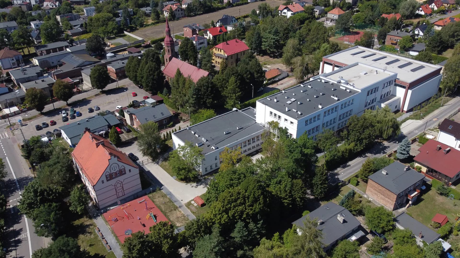 Widok z lotu ptaka na kompleks budynków Szkoły Podstawowej nr 21 w Katowicach