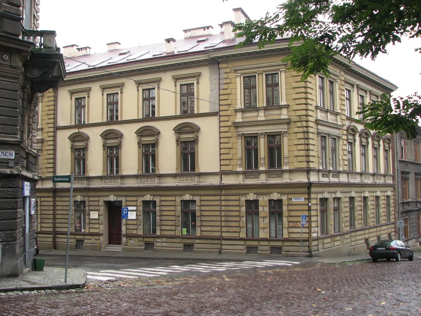 Budynek Liceum Ogólnokształcącego Towarzystwa Ewangelickiego w Cieszynie od strony ulicy
