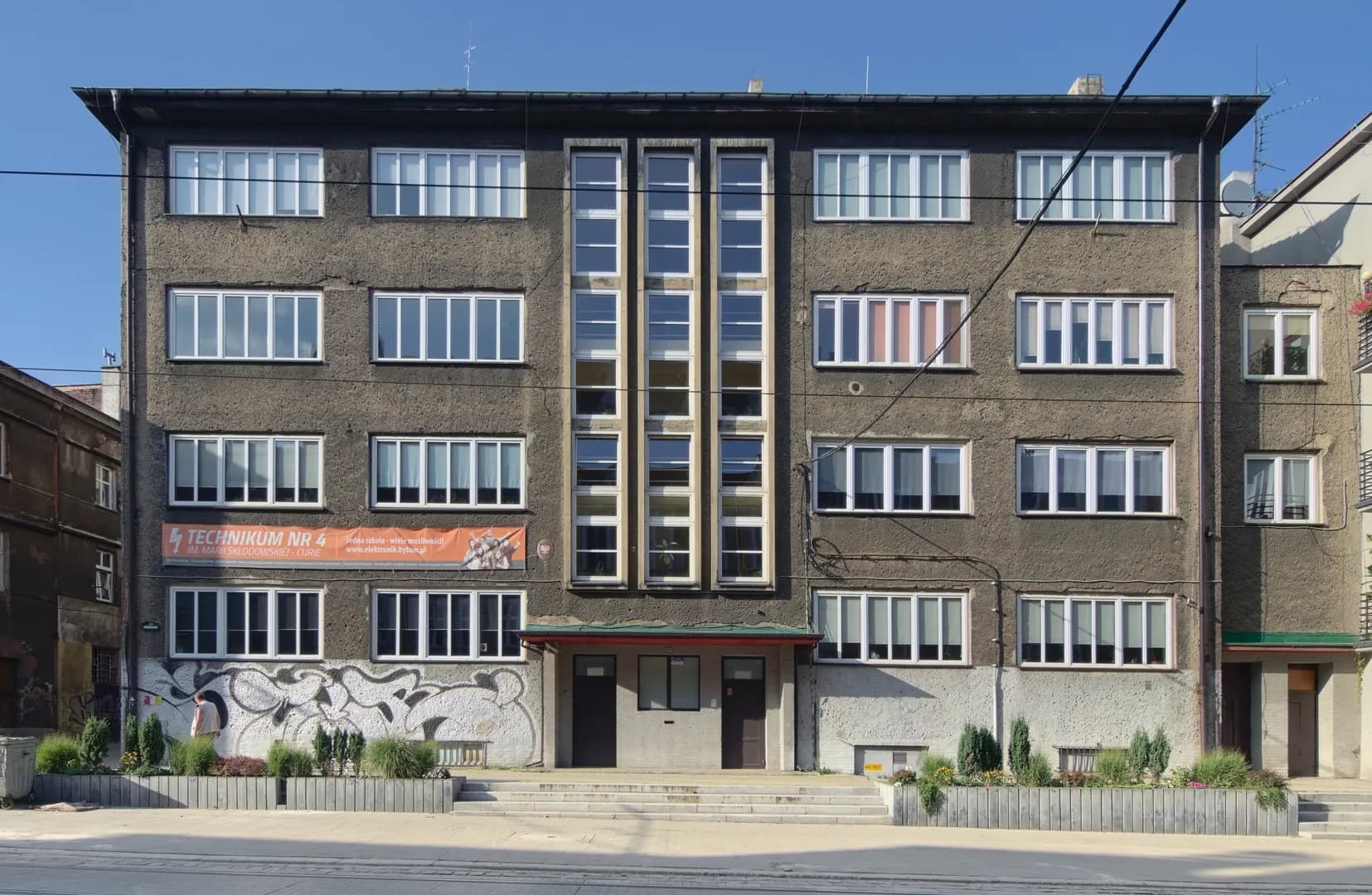 Fasada budynku Technikum nr 4 im. Marii Skłodowskiej-Curie w Bytomiu