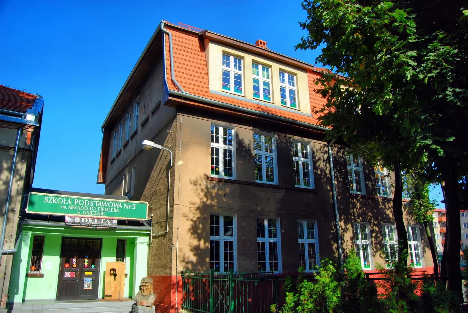 Budynek Szkoły Podstawowej nr 5 im. Arkadego Fiedlera w Gnieźnie z widocznym wejściem