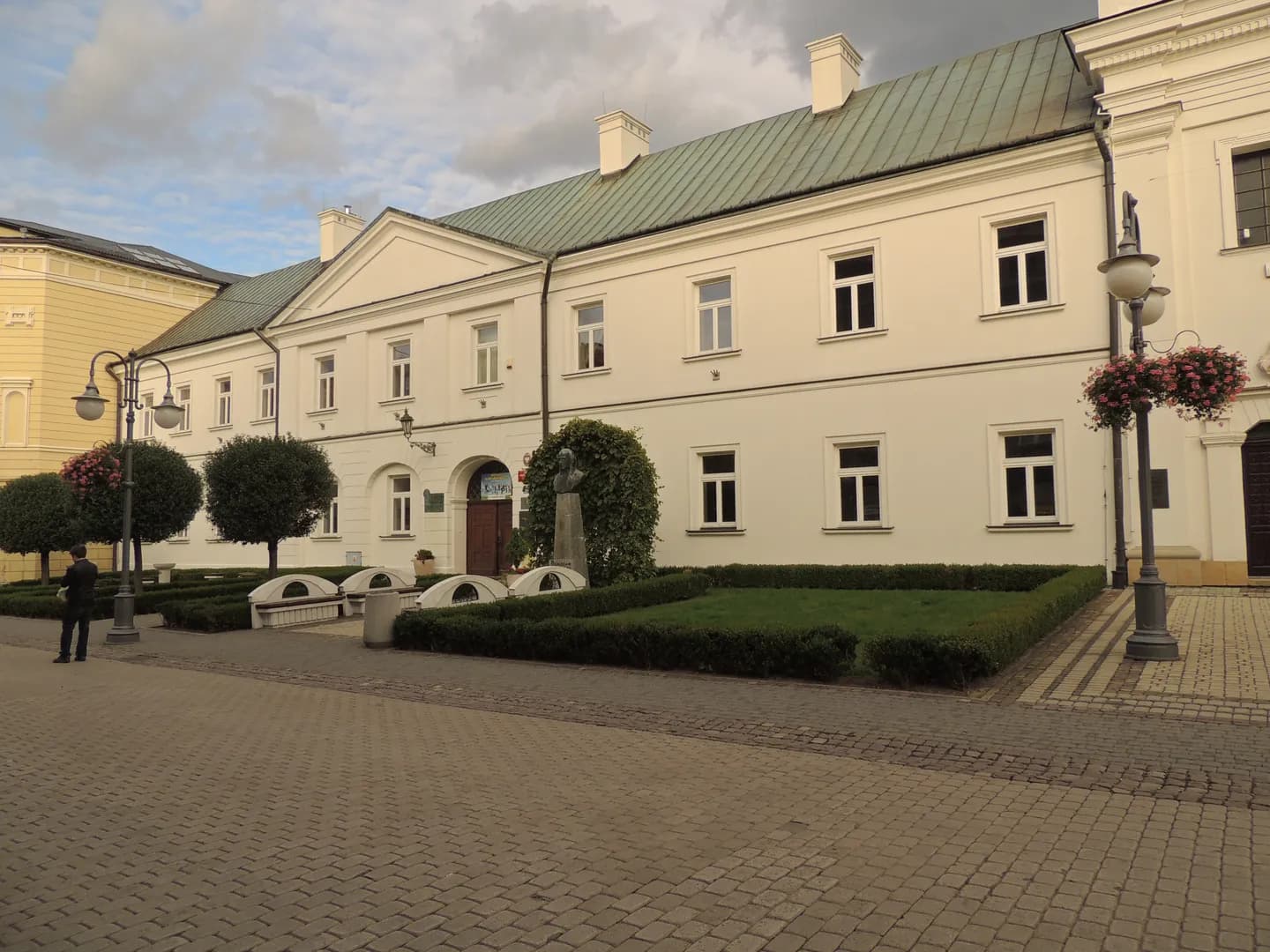 Fasada budynku I Liceum Ogólnokształcącego im. Ks. Stanisława Konarskiego w Rzeszowie z dziedzińcem