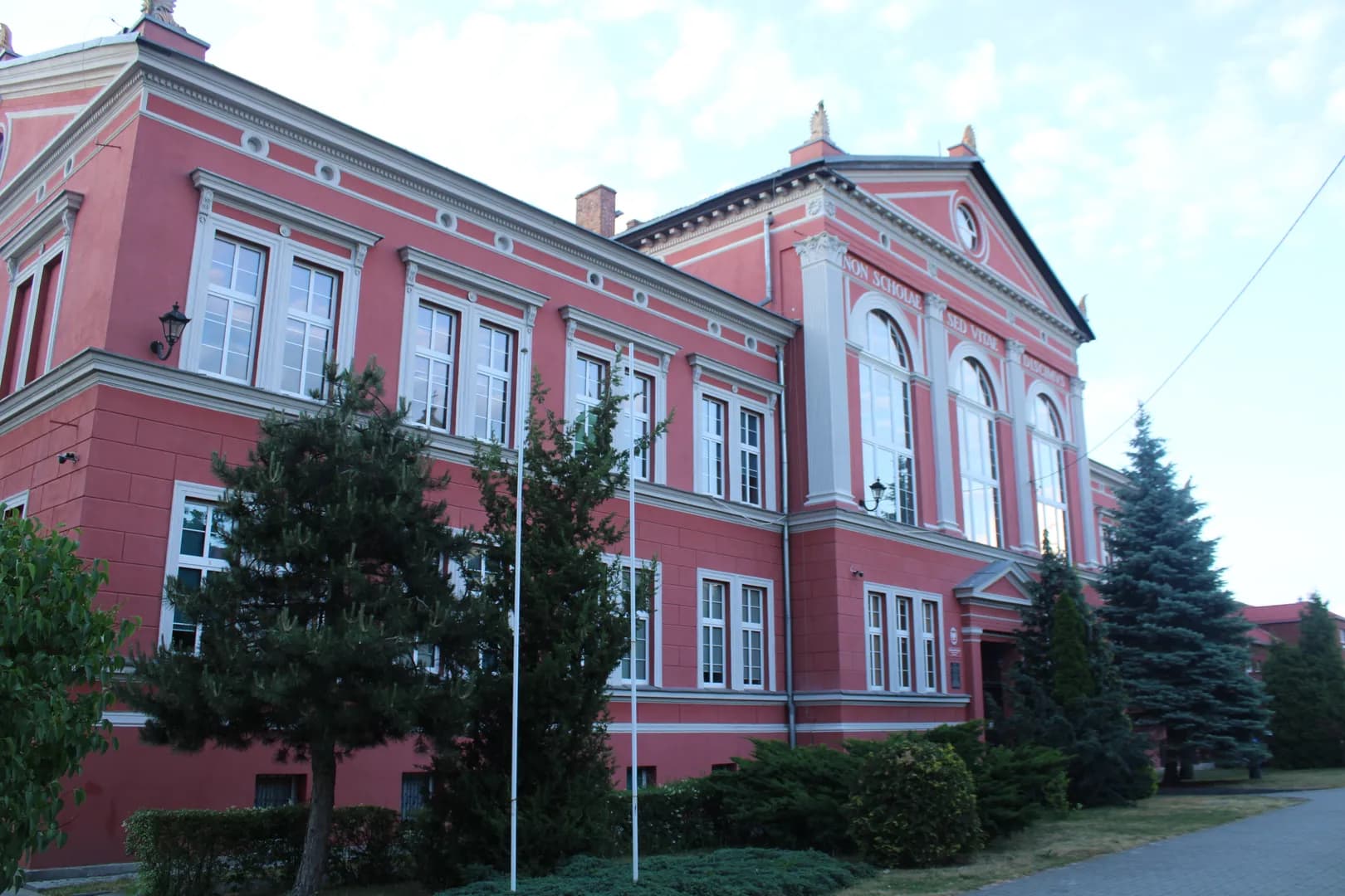 Fasada budynku Liceum Ogólnokształcącego im. Mikołaja Kopernika w Wołowie