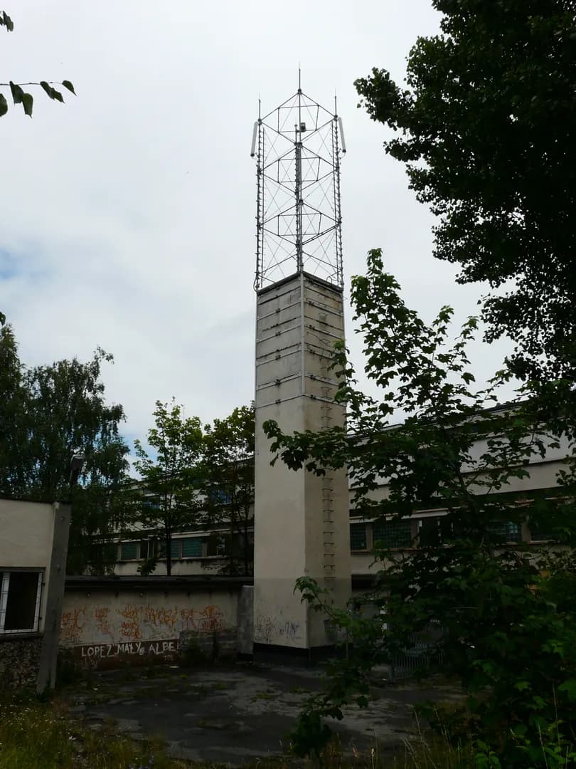 Maszt przekaźnikowy na terenie Zespołu Szkół Mechanicznych w Świdnicy