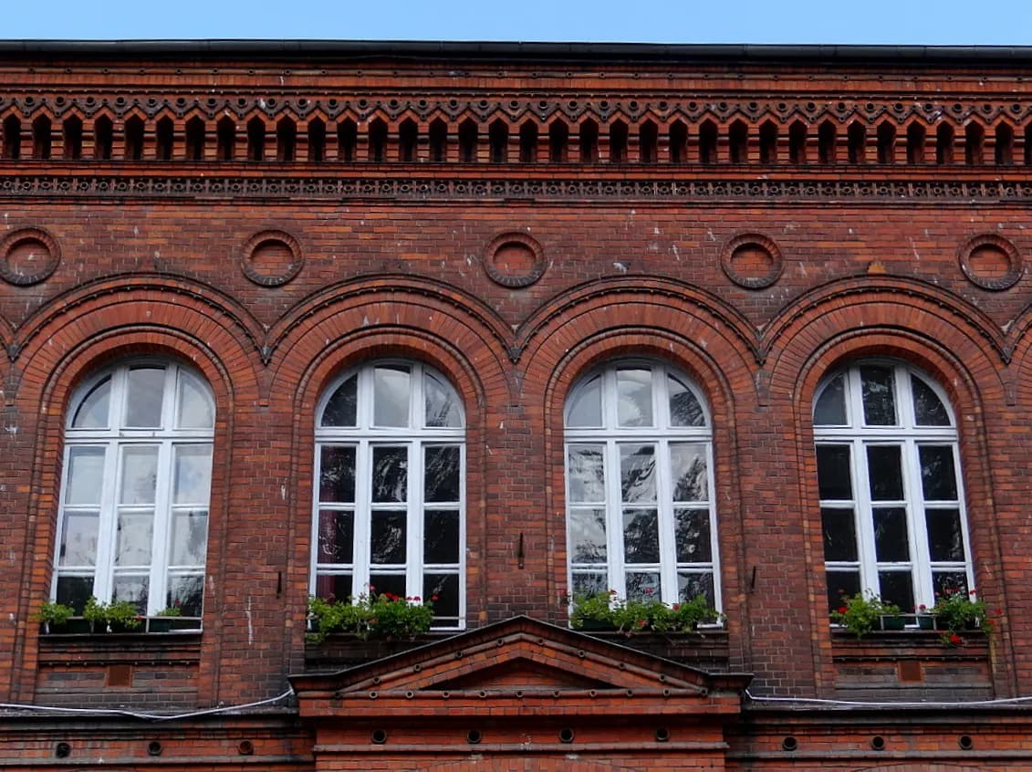 Fragment ceglanej elewacji Szkoły Podstawowej nr 2 w Świebodzinie