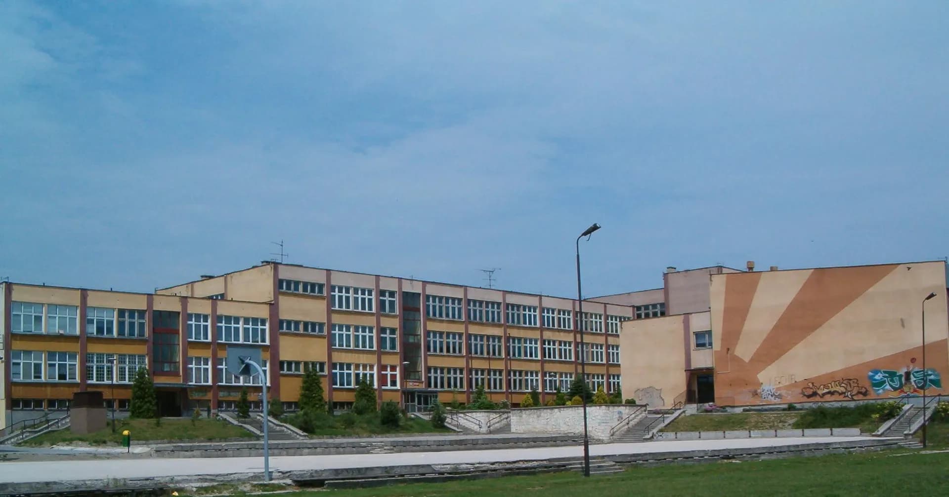 Budynek Szkoły Podstawowej nr 2 w Pińczowie od strony boiska