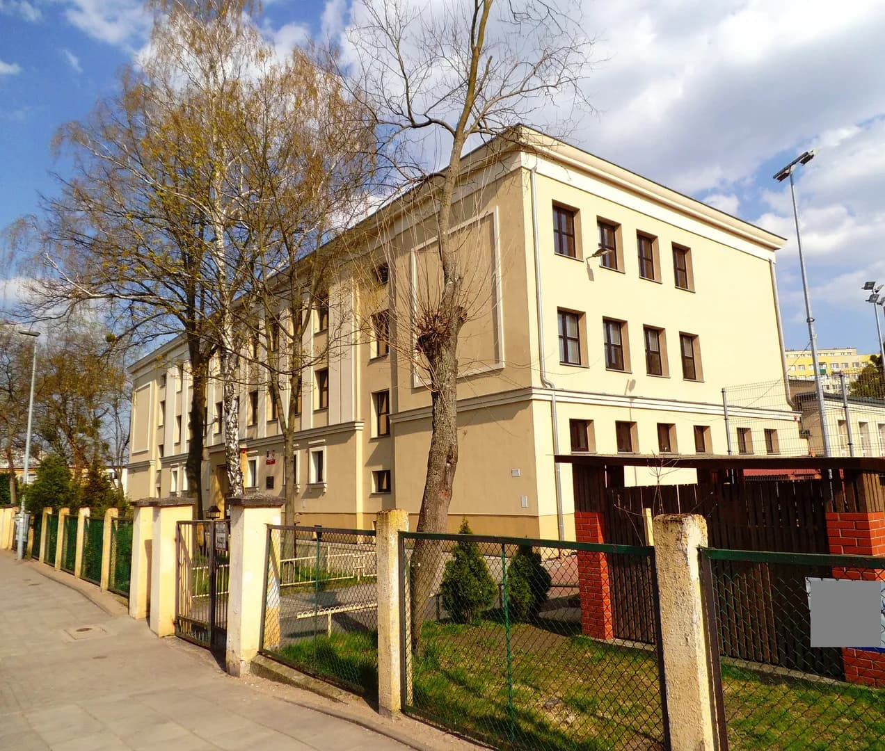 Widok na budynek Szkoły Podstawowej nr 7 w Toruniu zza ogrodzenia