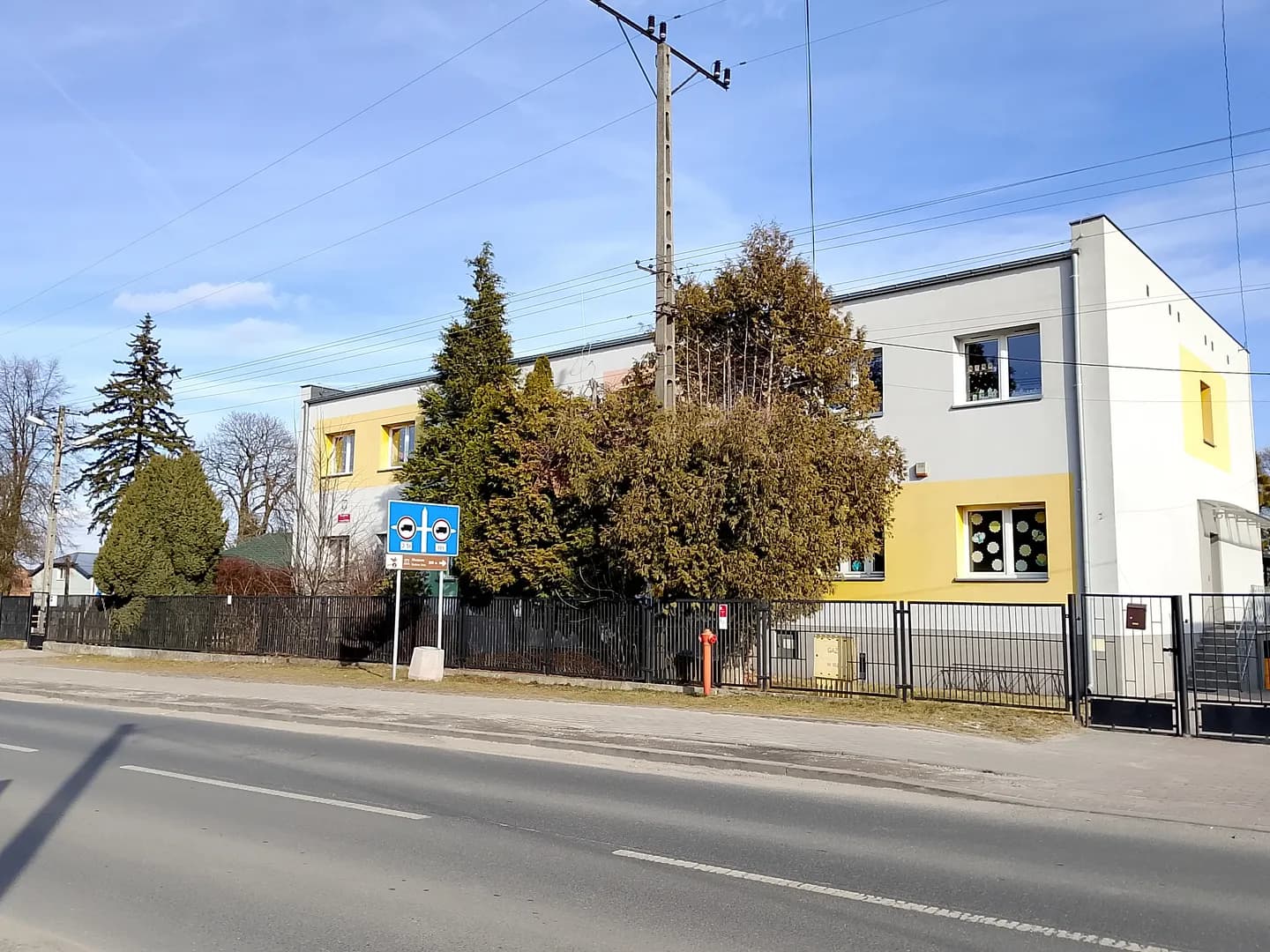 Budynek Przedszkola w Gałkowie Dużym widoczny zza ogrodzenia i ulicy
