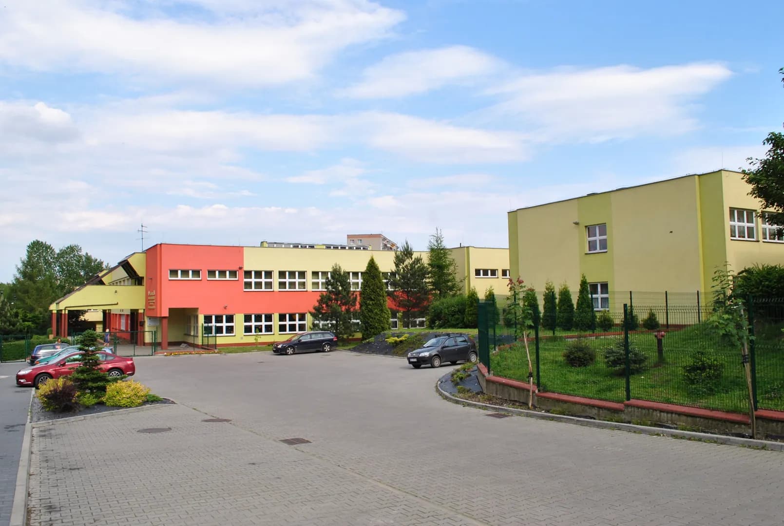 Budynek szkoły na osiedlu Witosa w Katowicach