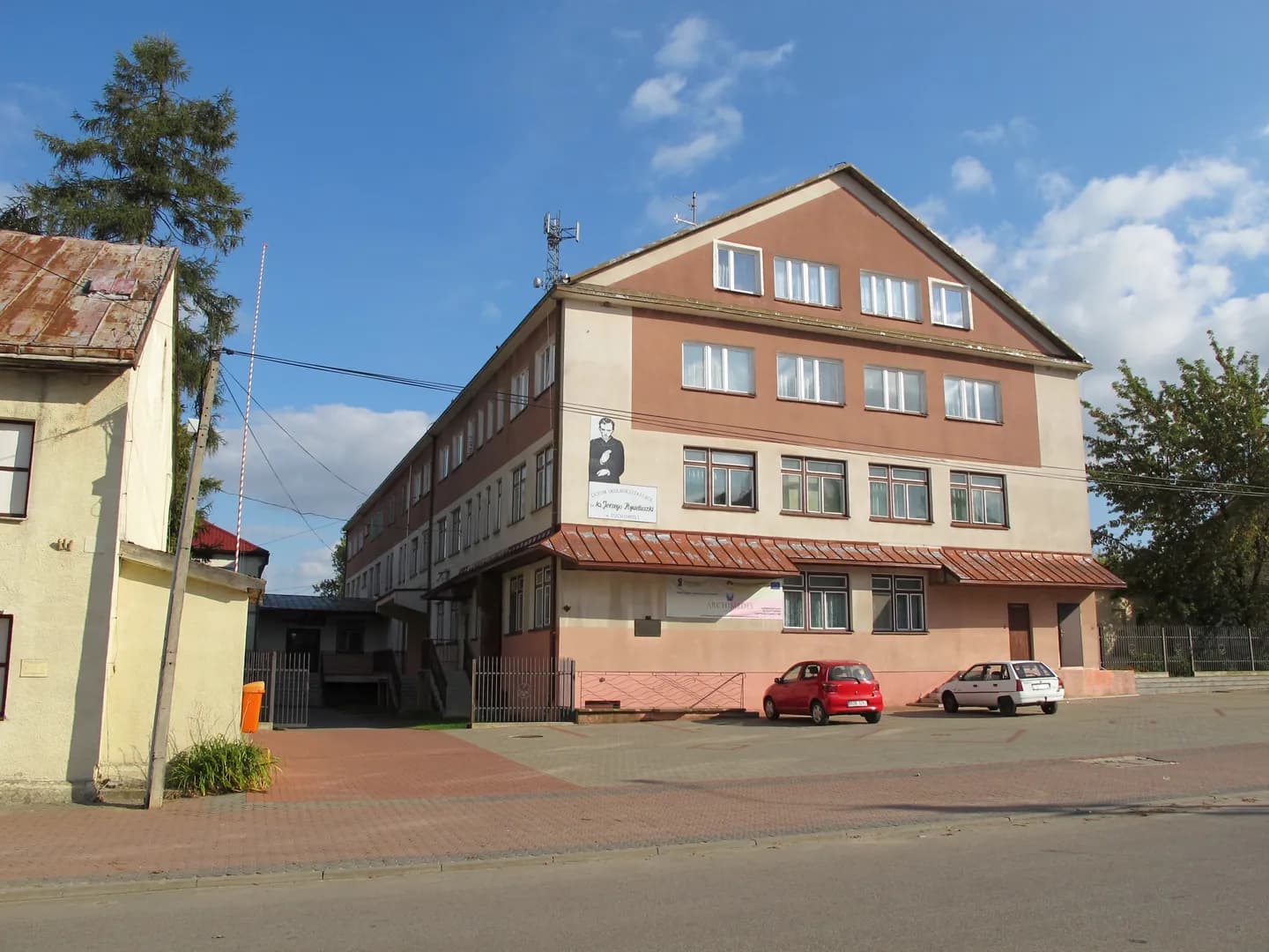Budynek Zespołu Szkół w Suchowoli z parkingiem z przodu