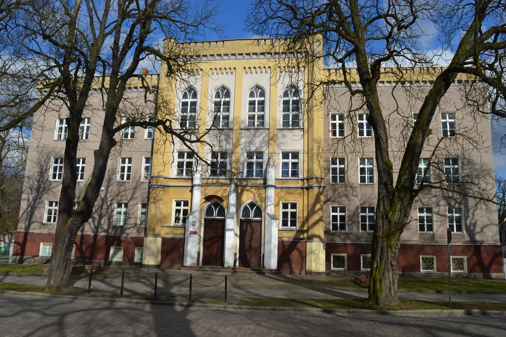 Fasada budynku I Liceum Ogólnokształcącego im. Bolesława Krzywoustego w Słupsku