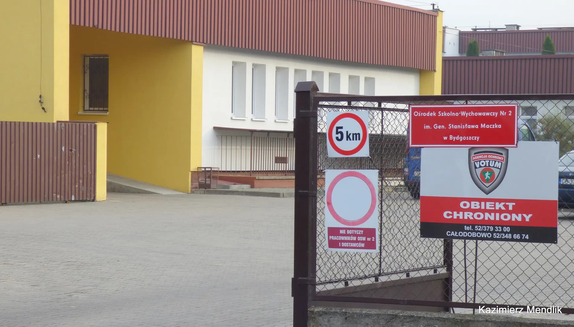 Brama i budynek Specjalnego Ośrodka Szkolno-Wychowawczego nr 2 w Bydgoszczy
