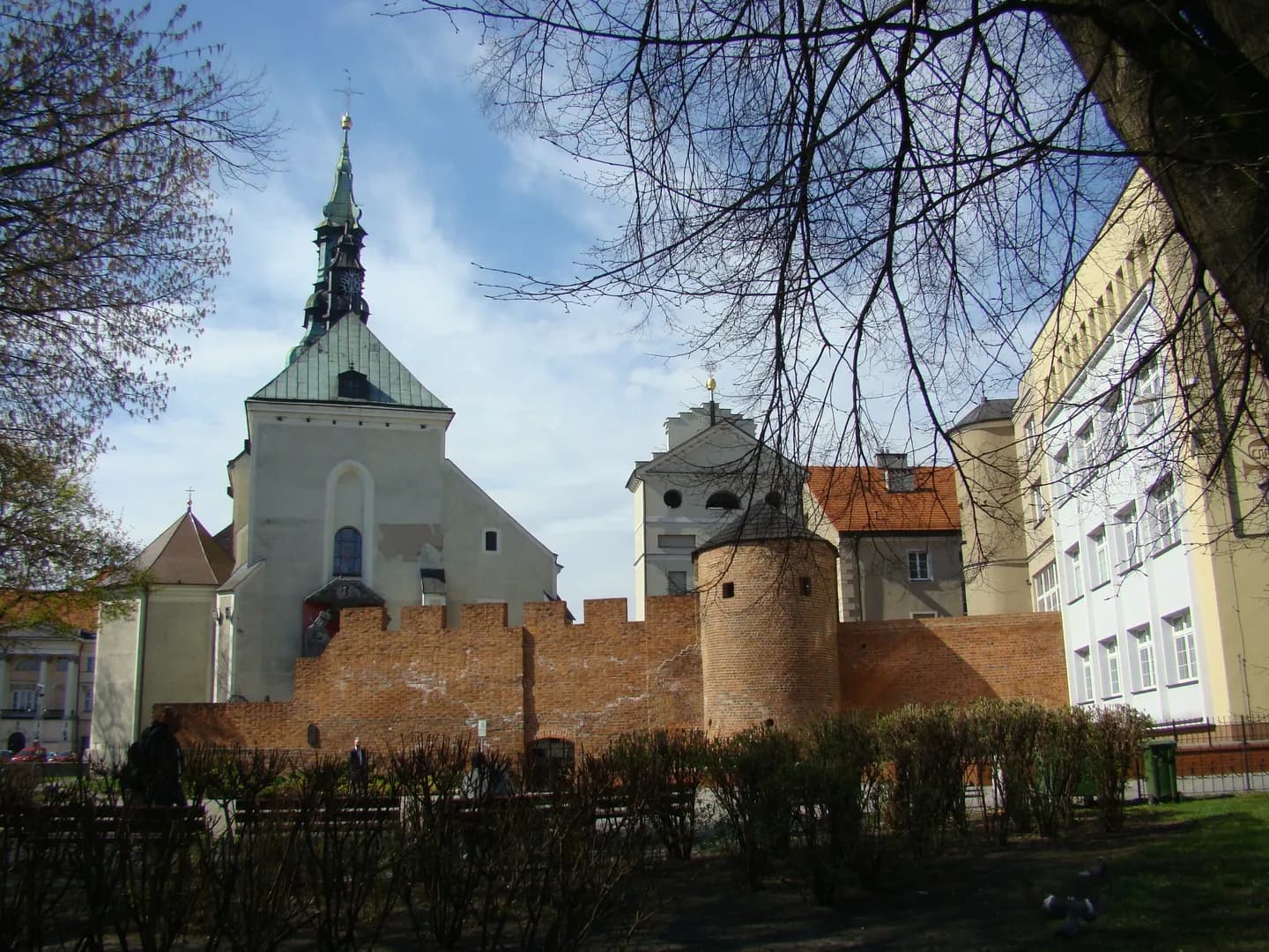 Widok na budynek szkoły muzycznej oraz mury obronne i bazylikę w Kaliszu