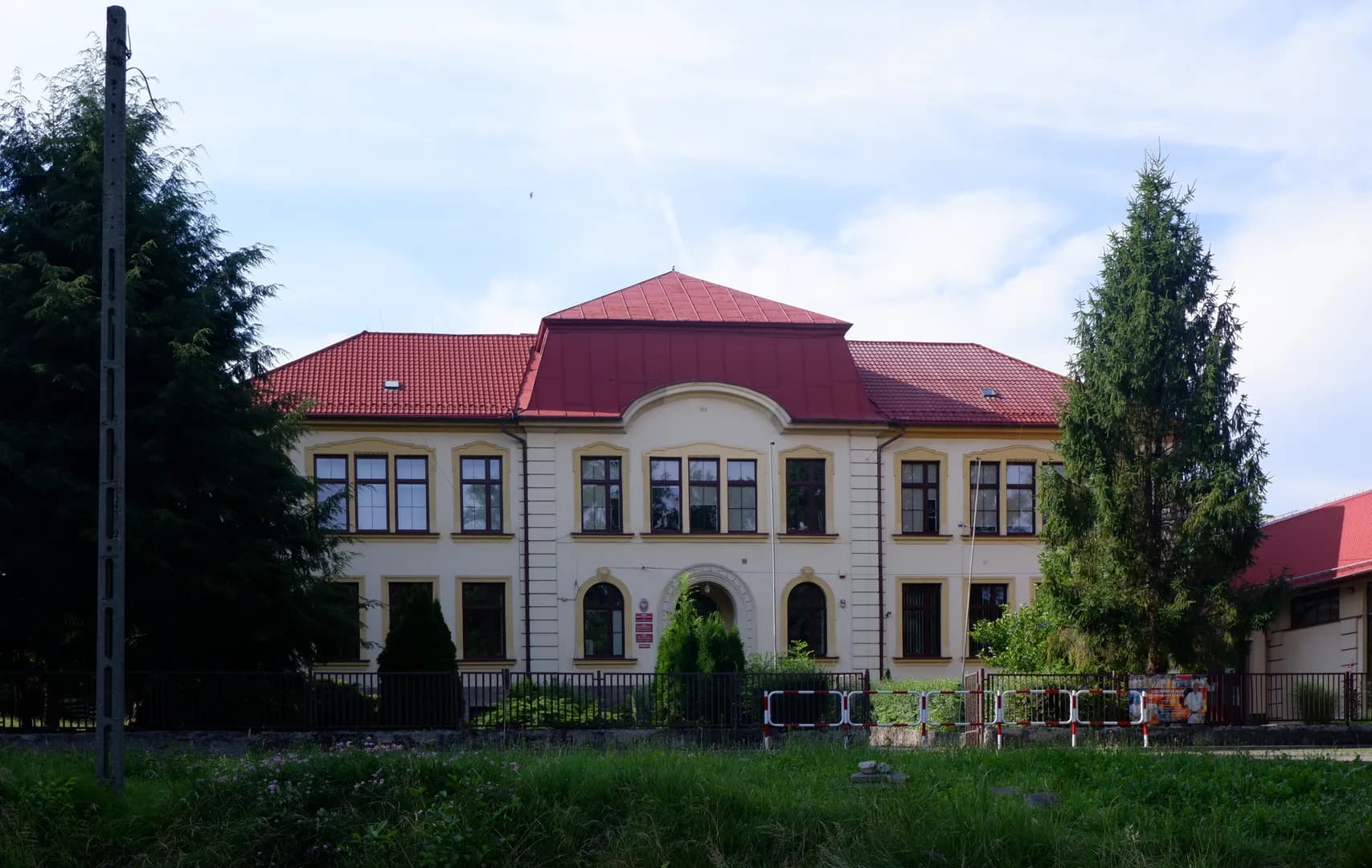 Elewacja frontowa budynku Zespołu Szkolno-Przedszkolnego nr 1 w Czechowicach-Dziedzicach.