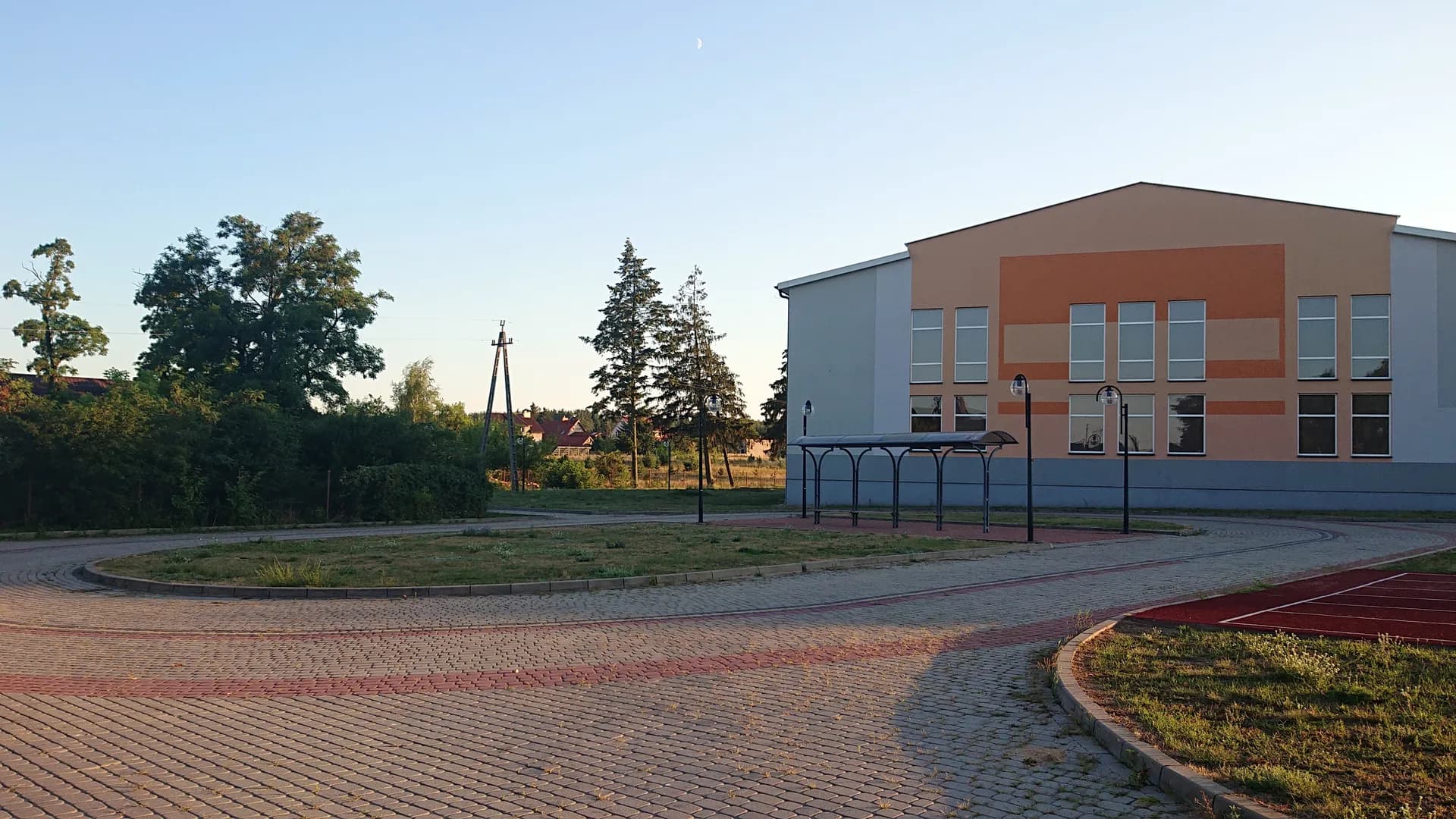 Zatoczka autobusowa i budynek Zespołu Placówek Oświatowych w Jednorożcu