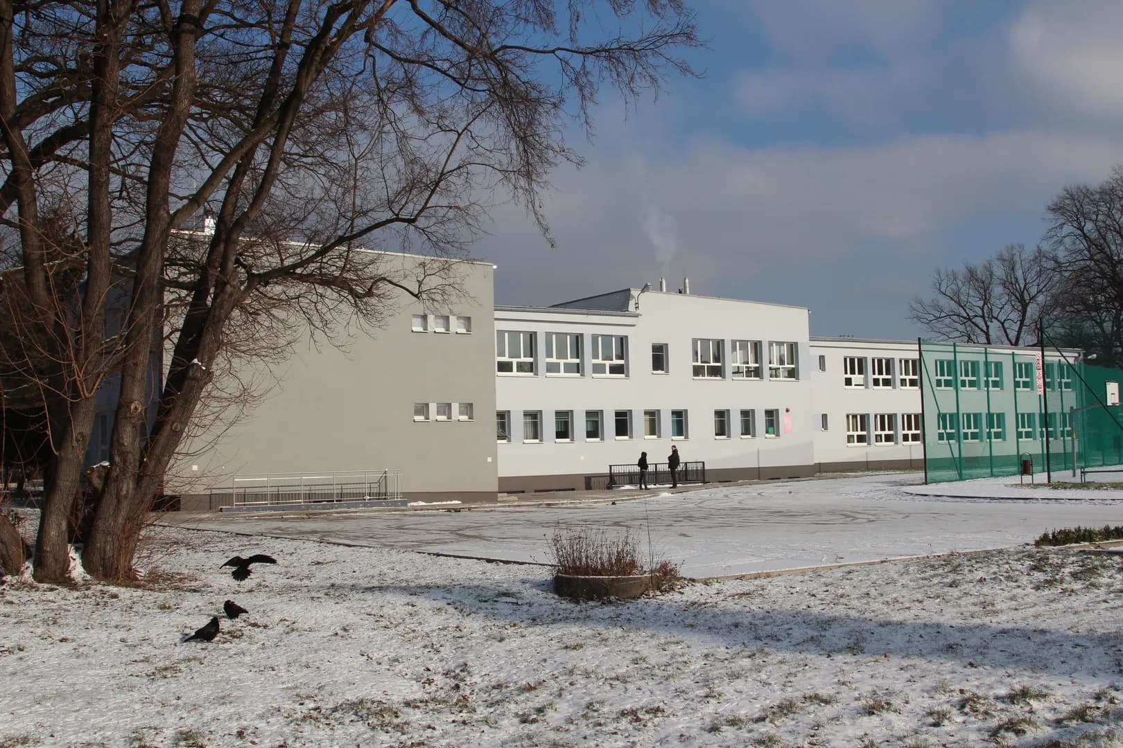 Budynek Liceum Ogólnokształcącego nr XI we Wrocławiu zimą