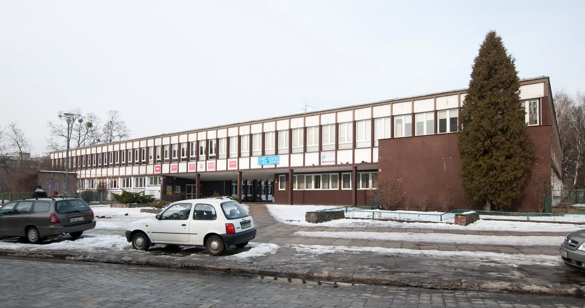 Budynek Liceum Ogólnokształcącego nr V we Wrocławiu zimą