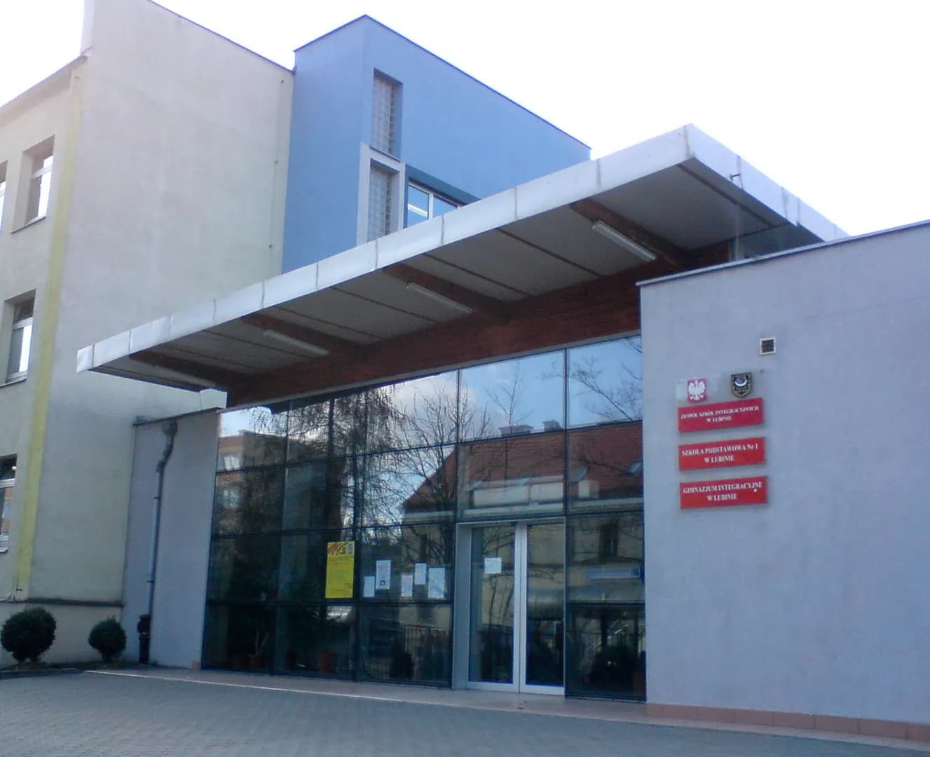 Wejście do budynku Szkoły Podstawowej nr 1 w Lubinie