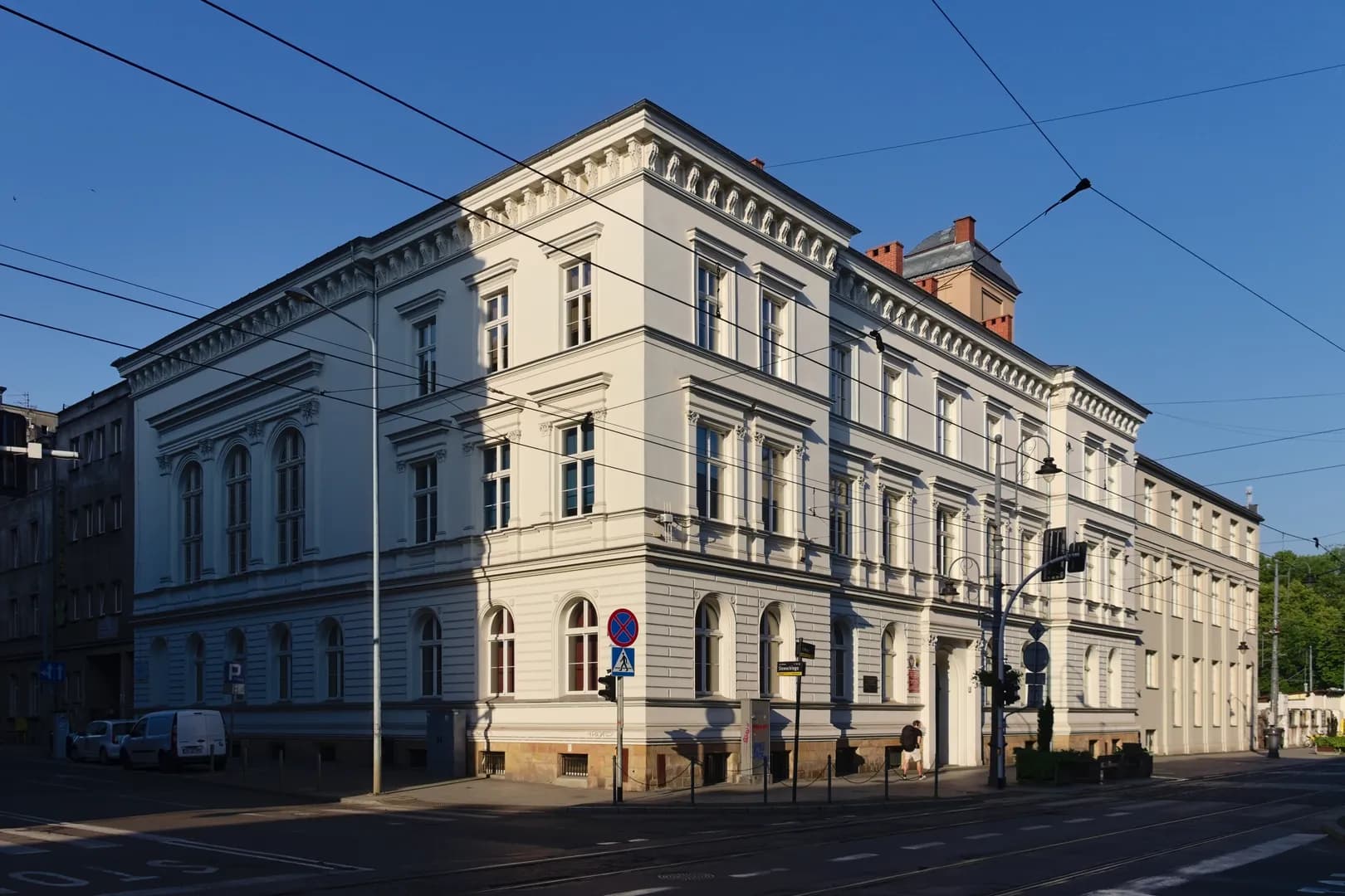 Zabytkowy narożny budynek szkoły przy ulicy 3 Maja w Katowicach