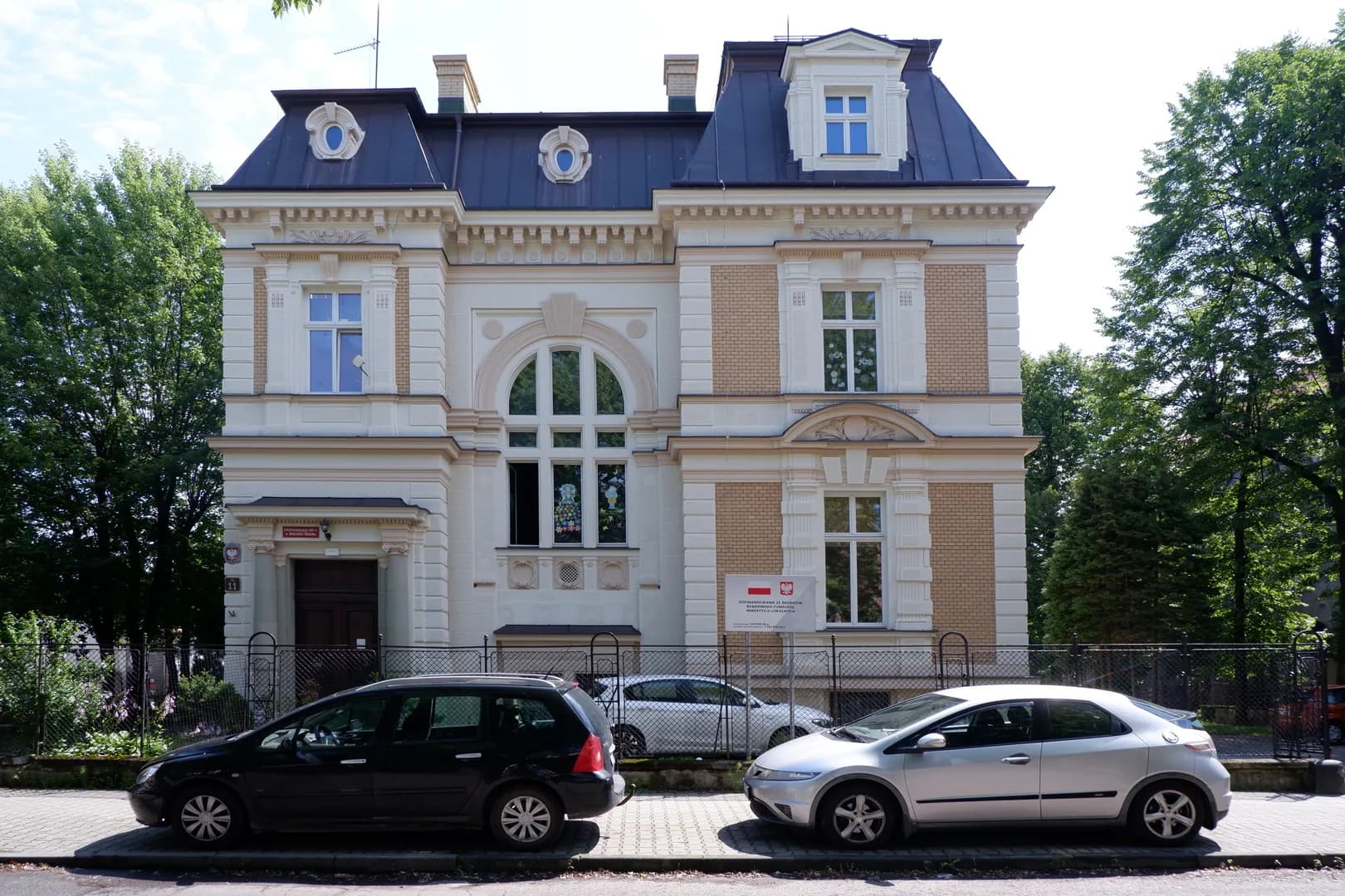 Zabytkowa willa mieszcząca Przedszkole nr 11 w Bielsku-Białej widziana z ulicy