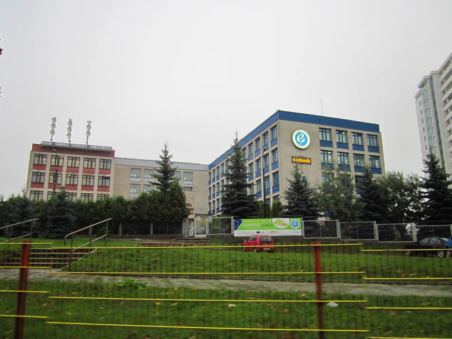 Budynek Zespołu Szkół Elektrycznych w Białymstoku widziany z zewnątrz