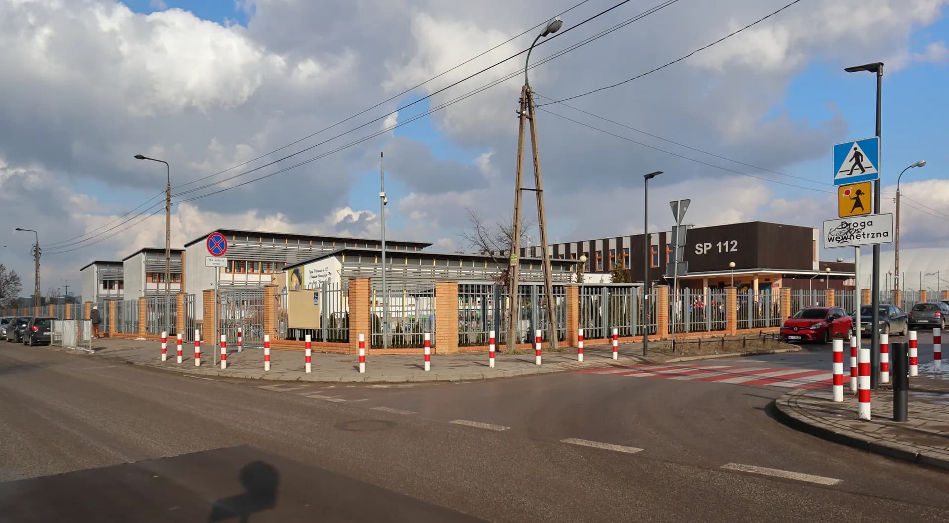 Budynek Szkoły Podstawowej nr 112 w Warszawie widziany z ulicy