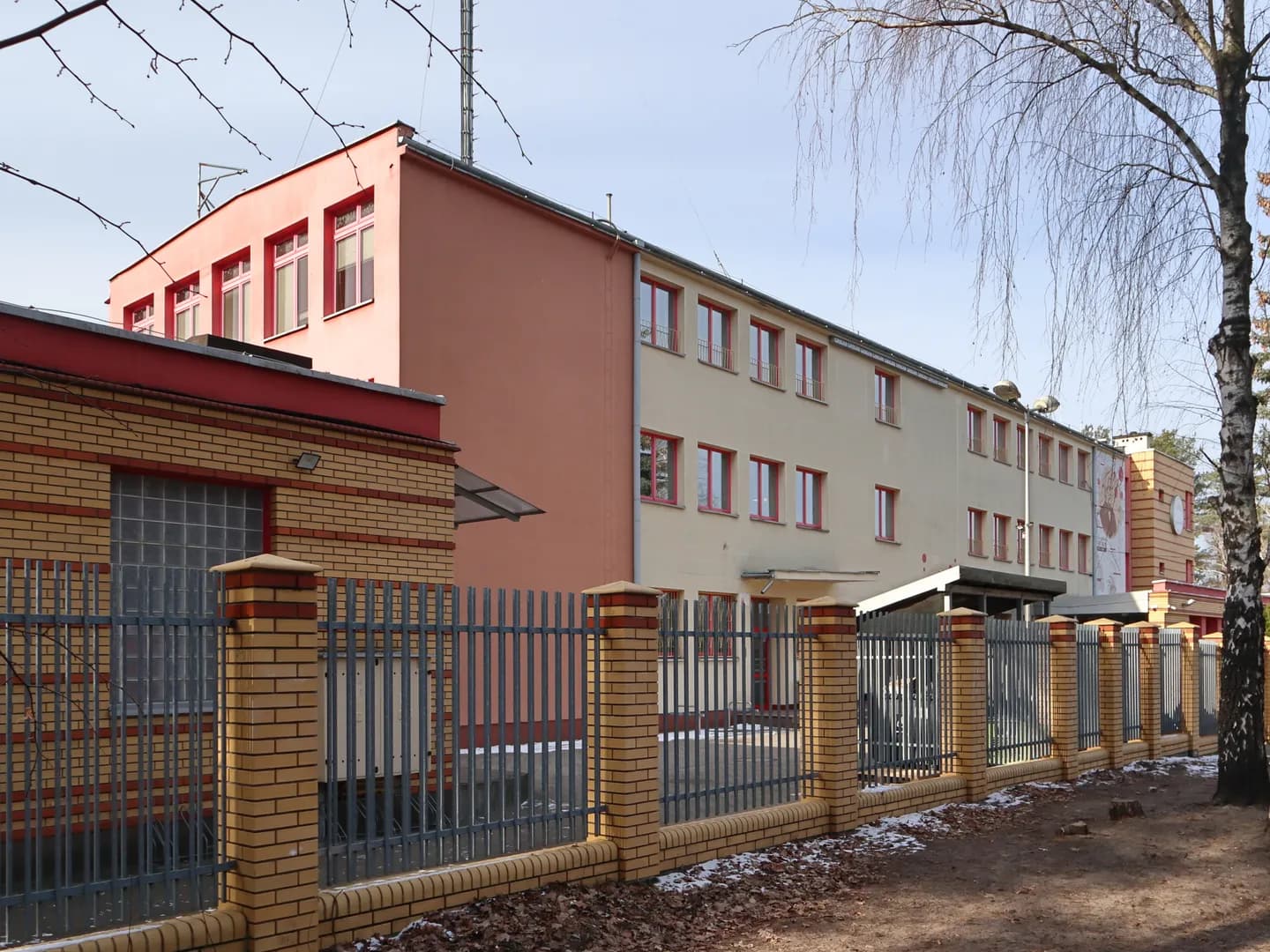 Budynek Szkoły Podstawowej nr 154 w Warszawie widziany zza ogrodzenia