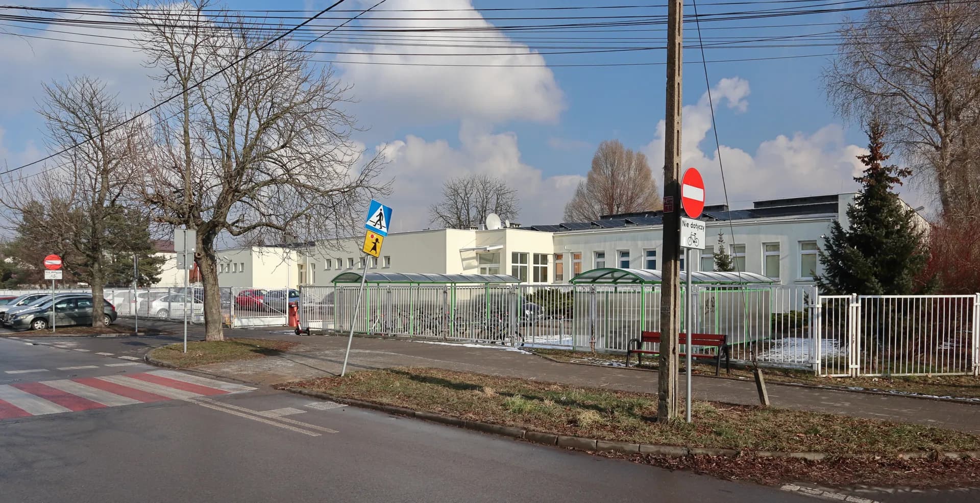 Widok na budynek Szkoły Podstawowej nr 231 w Warszawie od strony ulicy