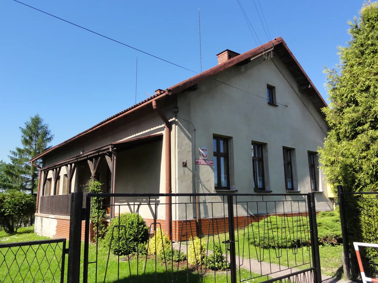 Budynek Przedszkola Publicznego w Iskrzyczynie za ogrodzeniem