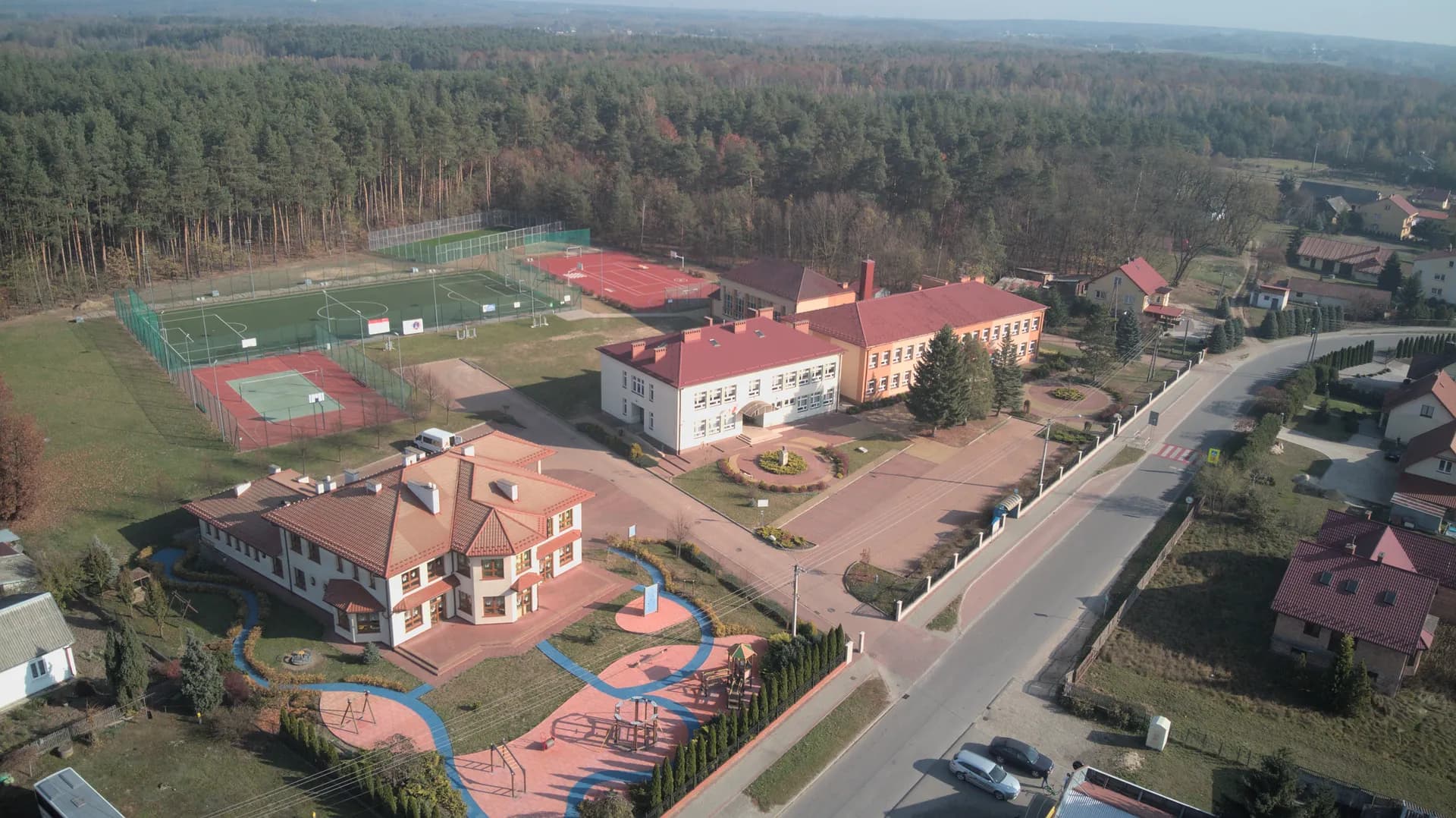 Widok z góry na kompleks Szkoły Podstawowej i przedszkola w Starych Żukowicach wraz z boiskami
