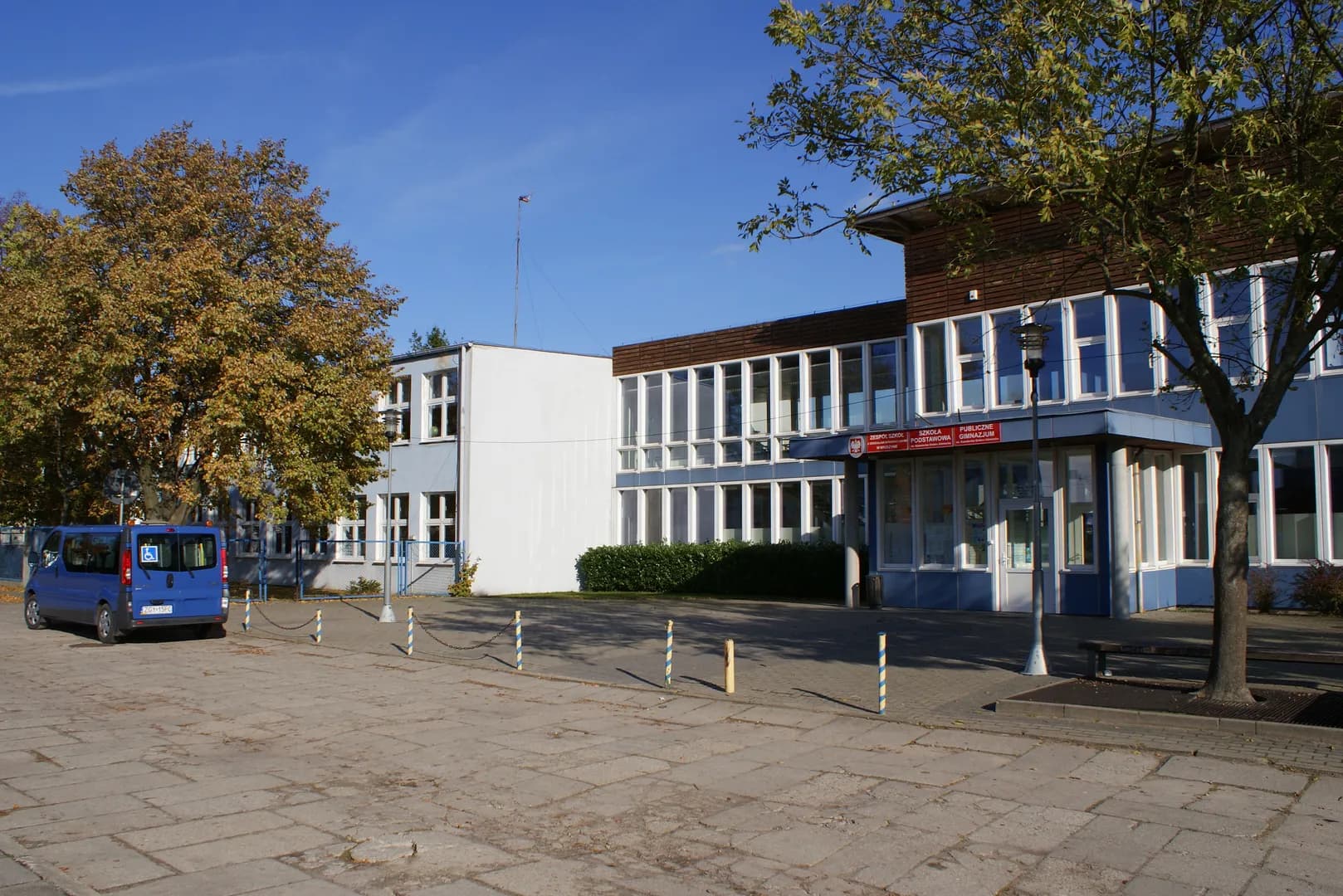 Wejście do Zespołu Szkół w Mrzeżynie