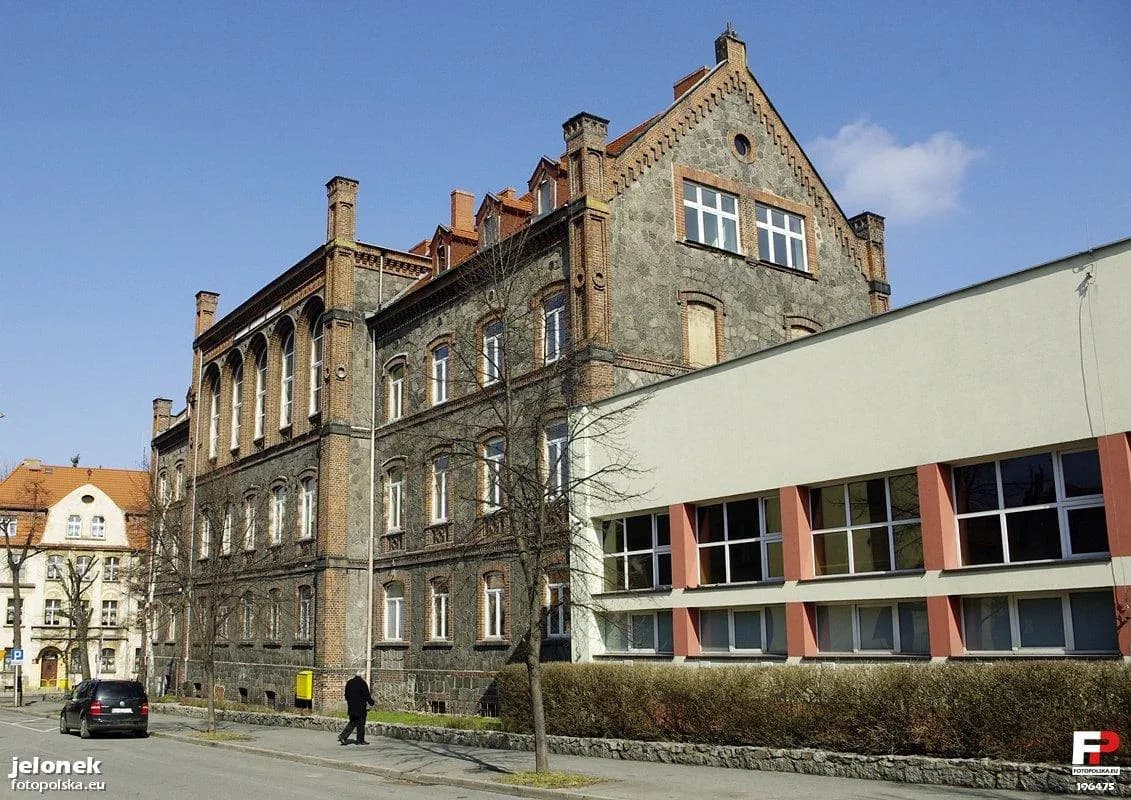Gmach Zespołu Szkół Ekonomiczno-Turystycznych w Jeleniej Górze z widoczną nowszą i zabytkową częścią