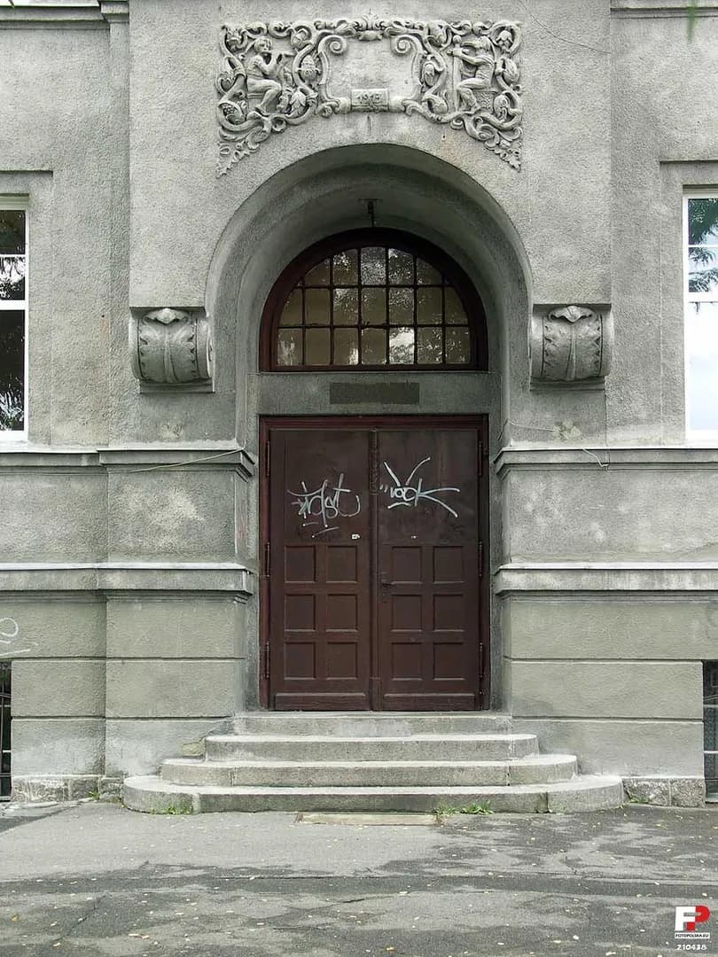 Zdobiony portal wejściowy do budynku II LO w Jeleniej Górze