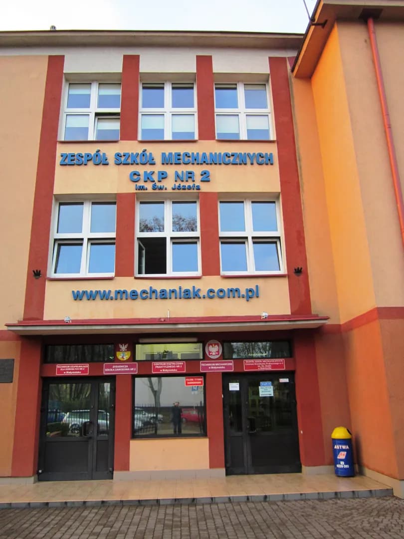 Wejście do budynku Zespołu Szkół Mechanicznych i CKP nr 2 w Białymstoku