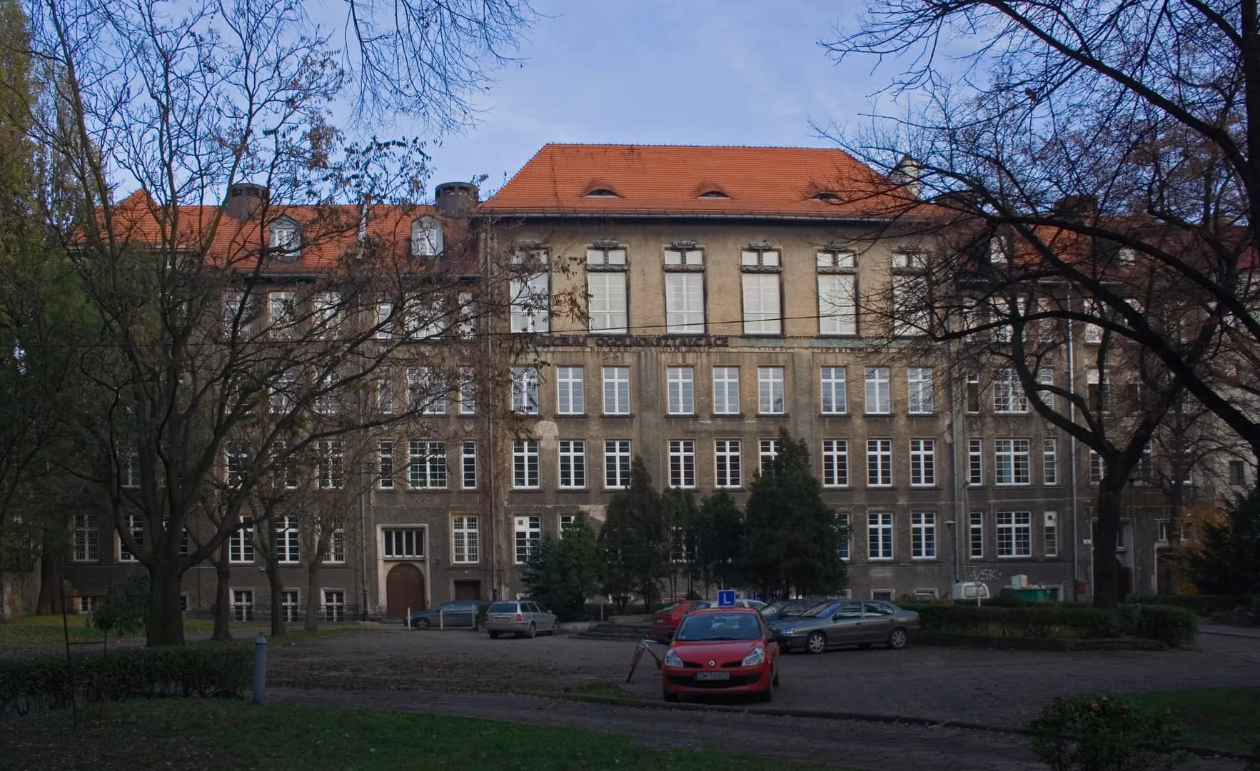 Fasada budynku Liceum Ogólnokształcącego nr I we Wrocławiu z dziedzińcem