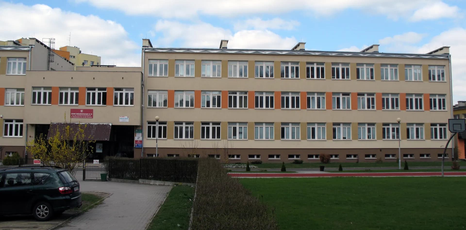 Elewacja budynku Liceum Ogólnokształcącego nr XV we Wrocławiu od strony boiska