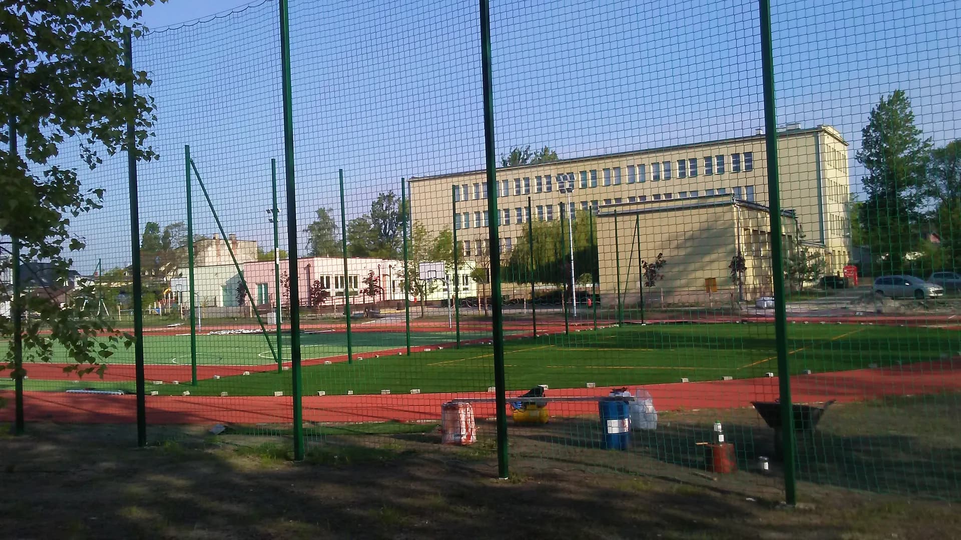 Boisko sportowe oraz budynek Zespołu Szkolno-Przedszkolnego nr 1 w Tomaszowie Mazowieckim