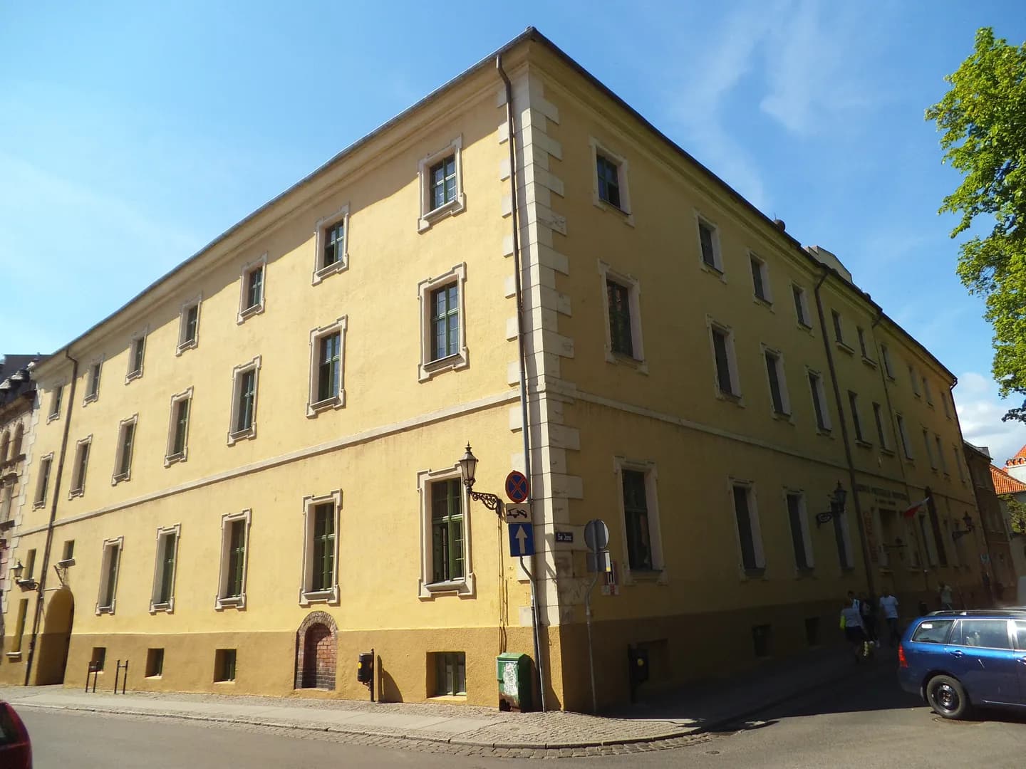Narożnik zabytkowego budynku Medyczno-Społecznego Centrum Kształcenia Zawodowego i Ustawicznego w Toruniu