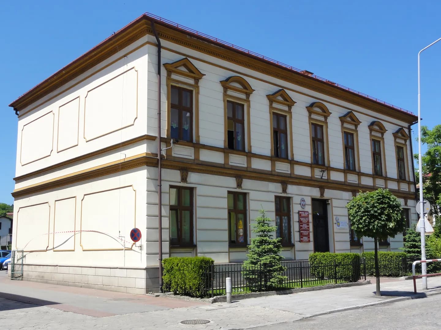 Zabytkowy budynek Zespołu Szkół przy ulicy Mickiewicza w Skoczowie