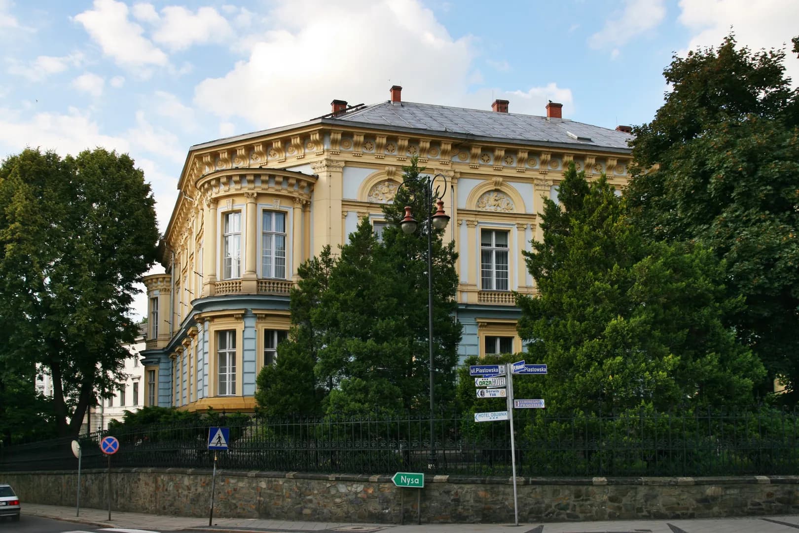 Zabytkowy budynek szkolny przy ulicy Piastowskiej w Prudniku.