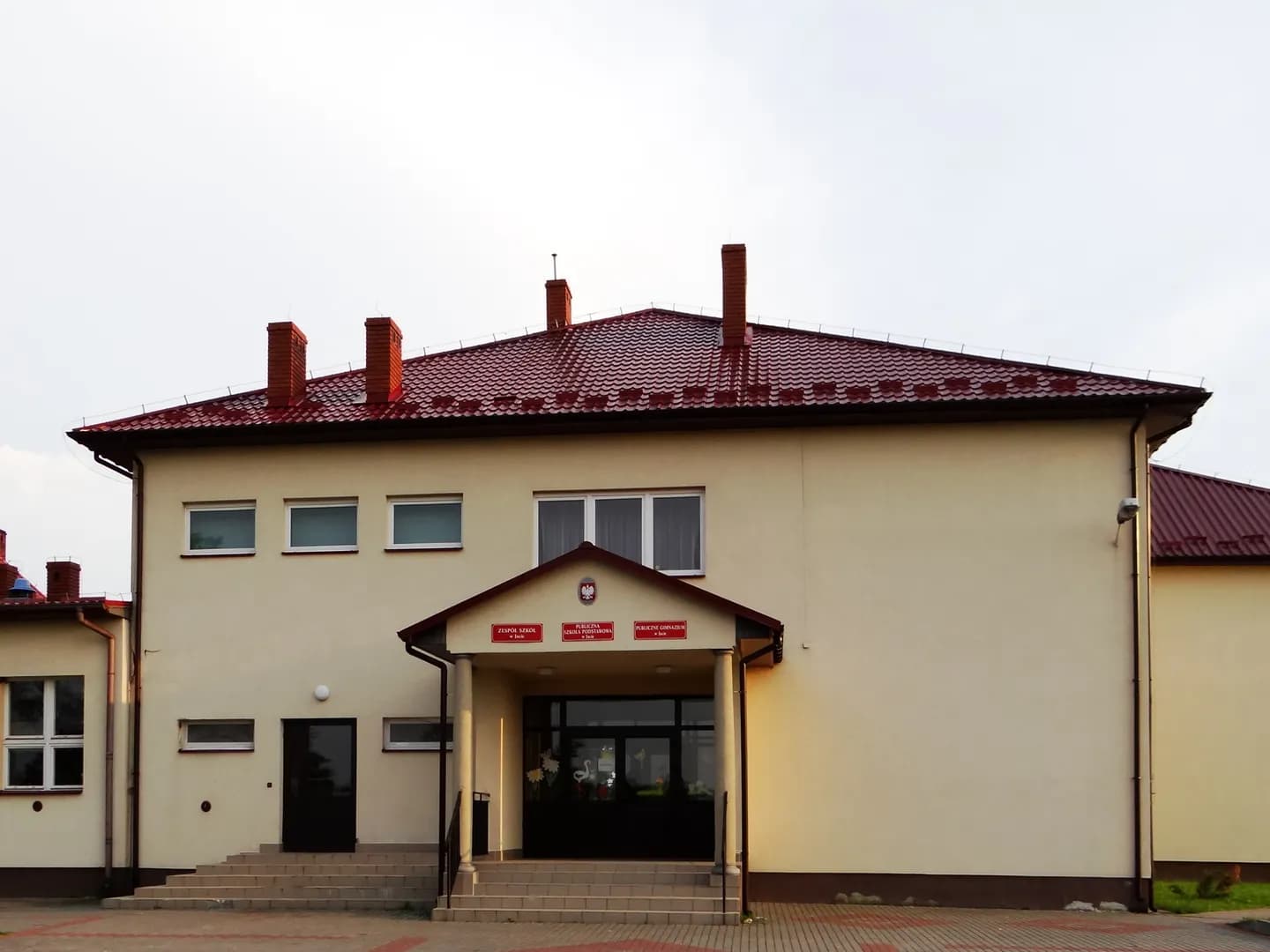 Wejście do budynku szkoły w Jacie